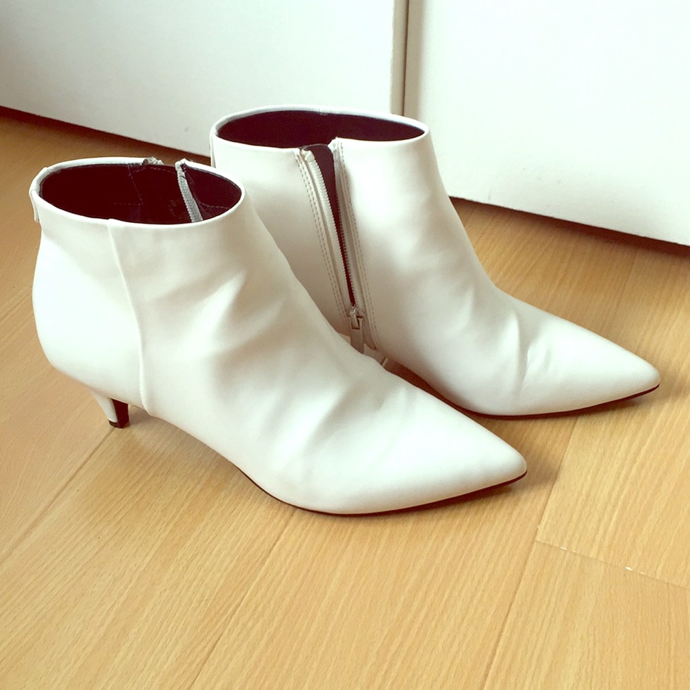 White kitten heel ankle boots sz9 🐰